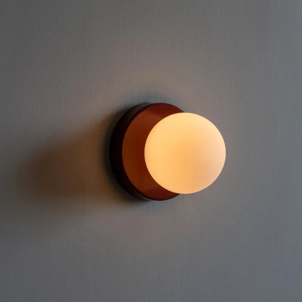 Applique murale LED Macaron avec base en bois naturel et diffuseur en verre opalin. Design arrondi et lumière douce idéale pour une ambiance chaleureuse.