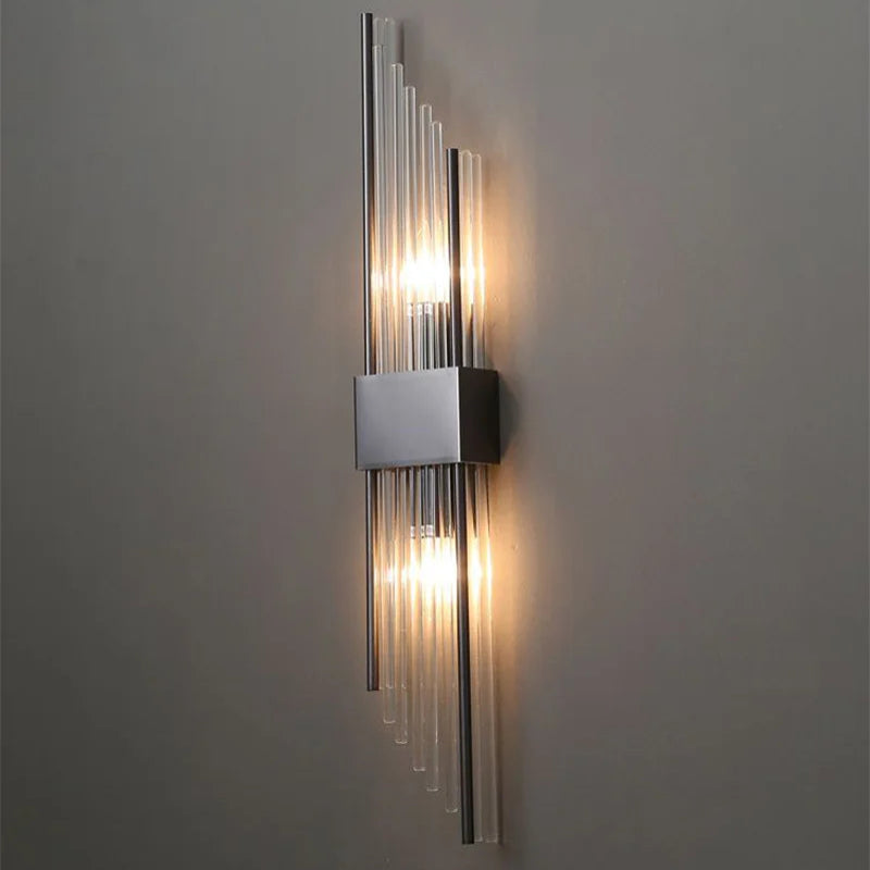 Applique murale Design Nordique en métal et verre transparent, diffusant une lumière douce et équilibrée pour un intérieur moderne et raffiné.