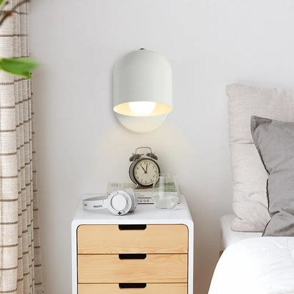 Applique murale style nordique en métal blanc mat avec diffuseur en verre opalin. Design arrondi minimaliste pour une lumière douce et apaisante.