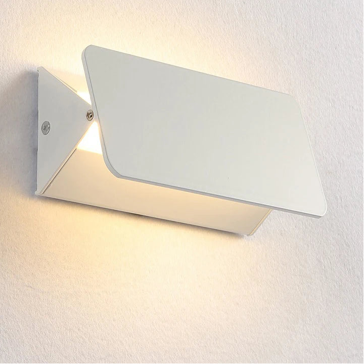 Applique murale d’intérieur LED moderne en aluminium blanc, avec éclairage haut et bas diffusant une lumière douce et chaleureuse. Design épuré et contemporain.