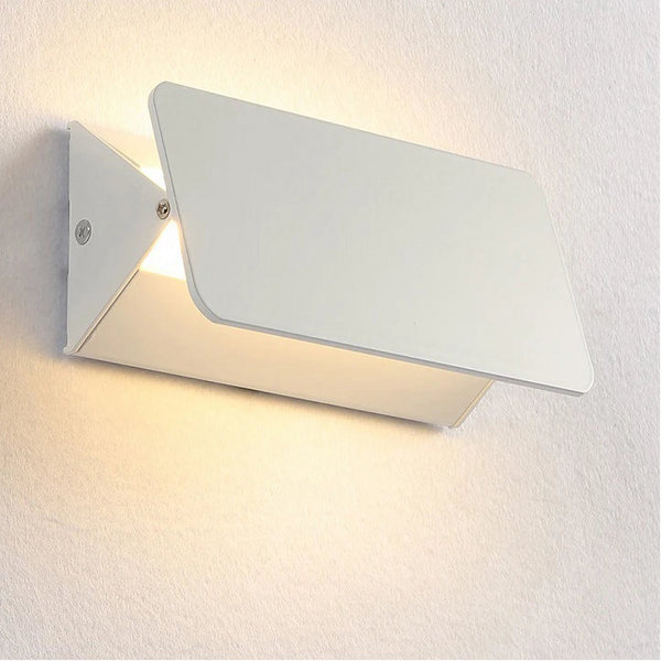 Applique murale d’intérieur LED moderne en aluminium blanc, avec éclairage haut et bas diffusant une lumière douce et chaleureuse. Design épuré et contemporain.