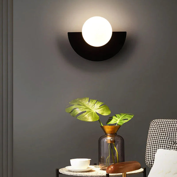 Applique murale LED au design nordique avec globe opalin et support demi-cercle. Luminaire décoratif idéal pour une chambre, un salon ou un couloir.