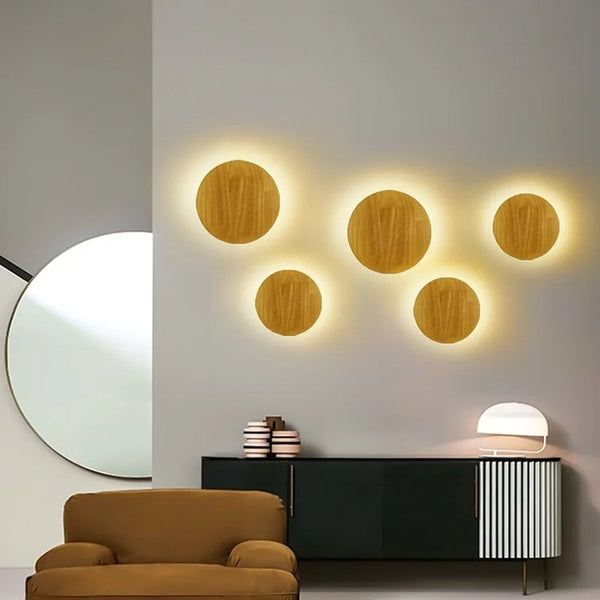 Applique murale LED en bois naturel de forme ronde, diffusant une lumière douce et indirecte en halo. Design minimaliste idéal pour une ambiance chaleureuse.