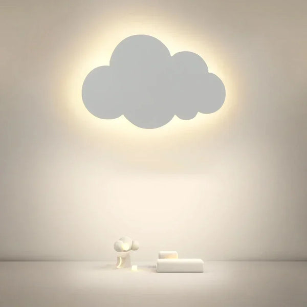 Applique murale LED en forme de nuage diffusant une lumière douce, installée au mur d’une chambre d’enfant. Idéale pour une ambiance paisible et rassurante.