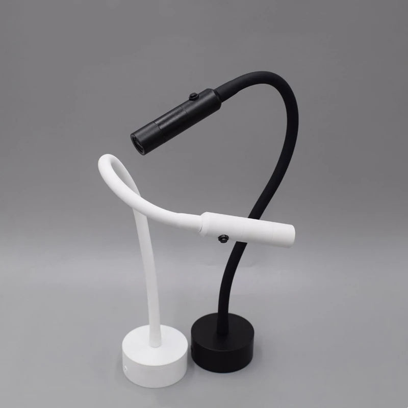Applique murale LED flexible avec bras orientable, disponible en noir ou blanc. Design minimaliste et interrupteur intégré pour une lumière ciblée.
