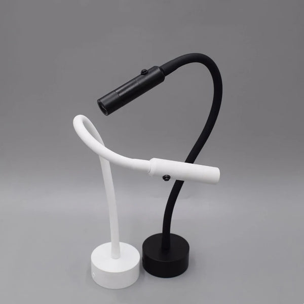 Applique murale LED flexible avec bras orientable, disponible en noir ou blanc. Design minimaliste et interrupteur intégré pour une lumière ciblée.