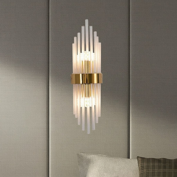 Applique murale style nordique en métal et verre transparent diffusant une lumière douce et équilibrée, idéale pour un intérieur moderne et apaisant.