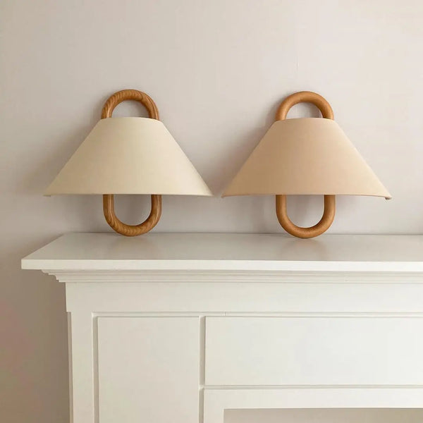 Applique murale au design vintage avec abat-jour en tissu naturel et poignées en bois arrondies. Un luminaire élégant pour une ambiance douce et authentique.