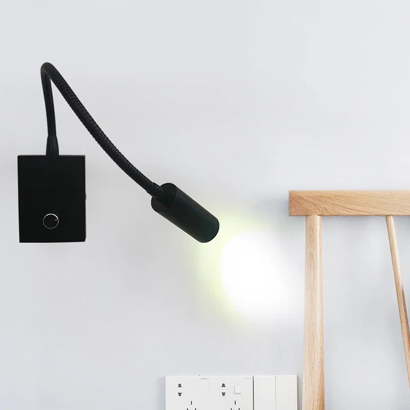 Lampe murale LED noire avec bras flexible et interrupteur intégré. Design minimaliste et éclairage directionnel parfait pour la lecture ou un éclairage d'appoint.