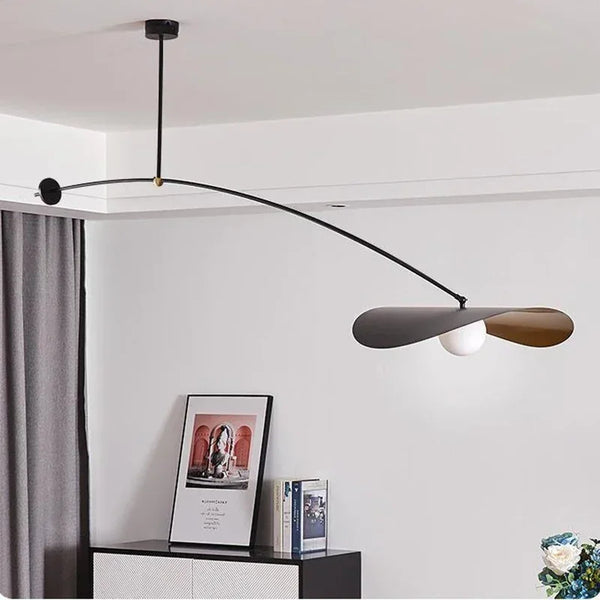Plafonnier déporté asymétrique au design moderne, avec bras incurvé noir et abat-jour en métal noir et or. Un luminaire sculptural idéal pour un intérieur contemporain.