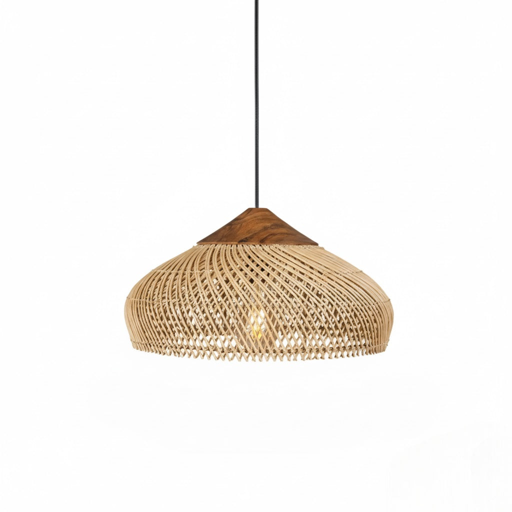 Suspension design en rotin naturel tressé, de forme évasée, avec un sommet en bois foncé. Le motif ajouré en spirale laisse passer une lumière douce, créant des ombres élégantes. Idéal pour une ambiance chaleureuse et contemporaine.
