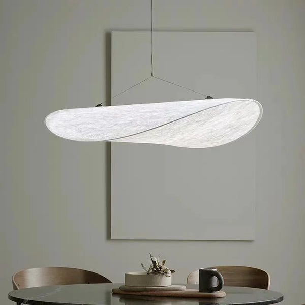 Plafonnier suspendu au design organique en papier japonais, aux courbes fluides et aériennes. Lumière douce et diffuse, idéal pour une ambiance zen et minimaliste.