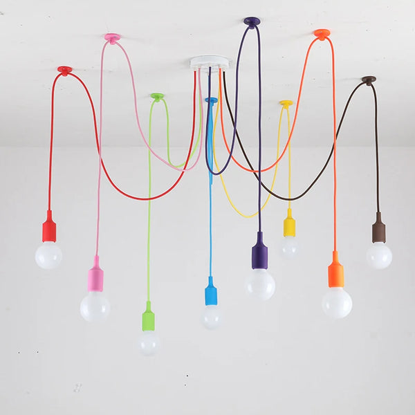 Plafonnier suspendu multicolore avec câbles ondulants et douilles colorées. Design ludique et dynamique, parfait pour un intérieur moderne et créatif.