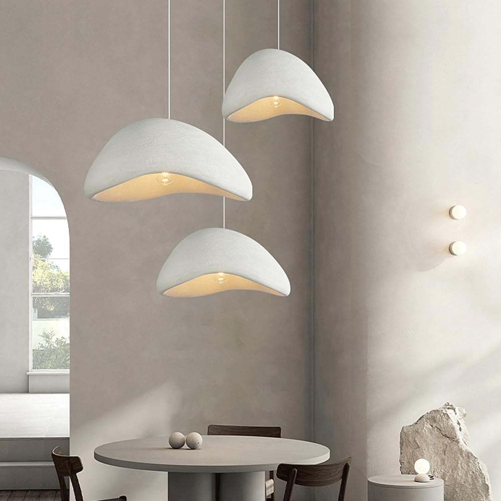 Plafonnier suspension minimaliste inspiré du Wabi Sabi, avec abat-jour texturé en forme organique et lumière douce. Parfait pour une décoration épurée et naturelle.